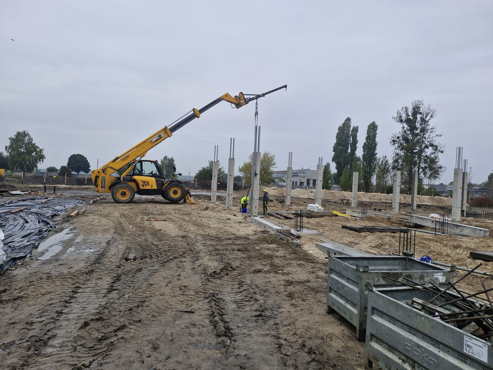 Wykop pod instalacje – koparko-ładowarka JCB