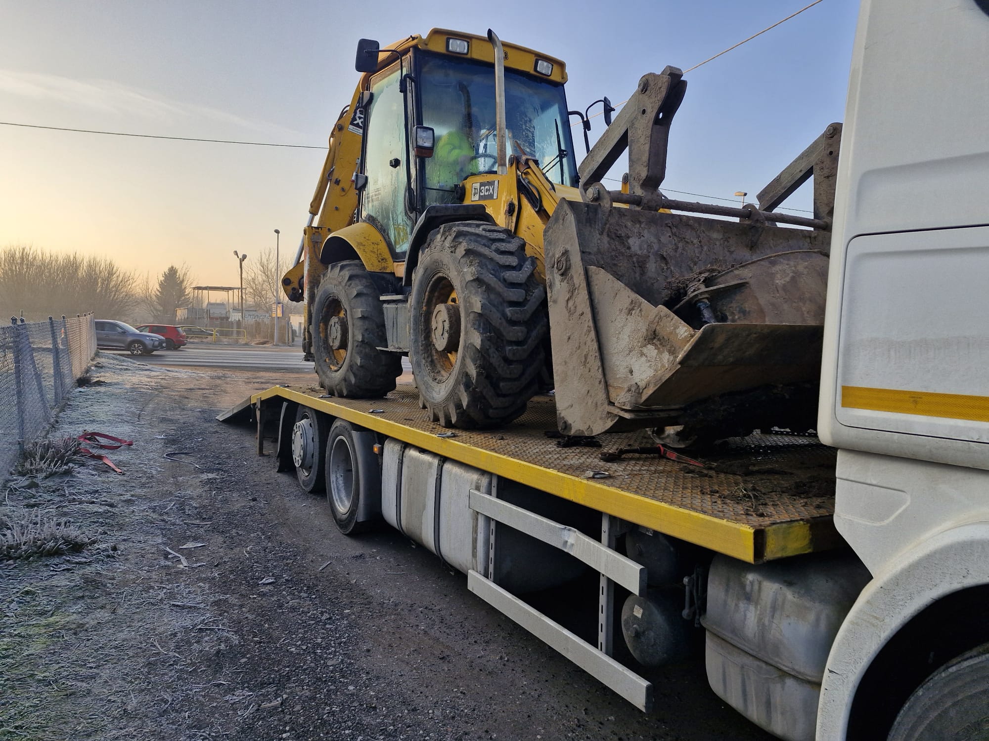 Ładowarka teleskopowa przy pracy na budowie hali przemysłowej