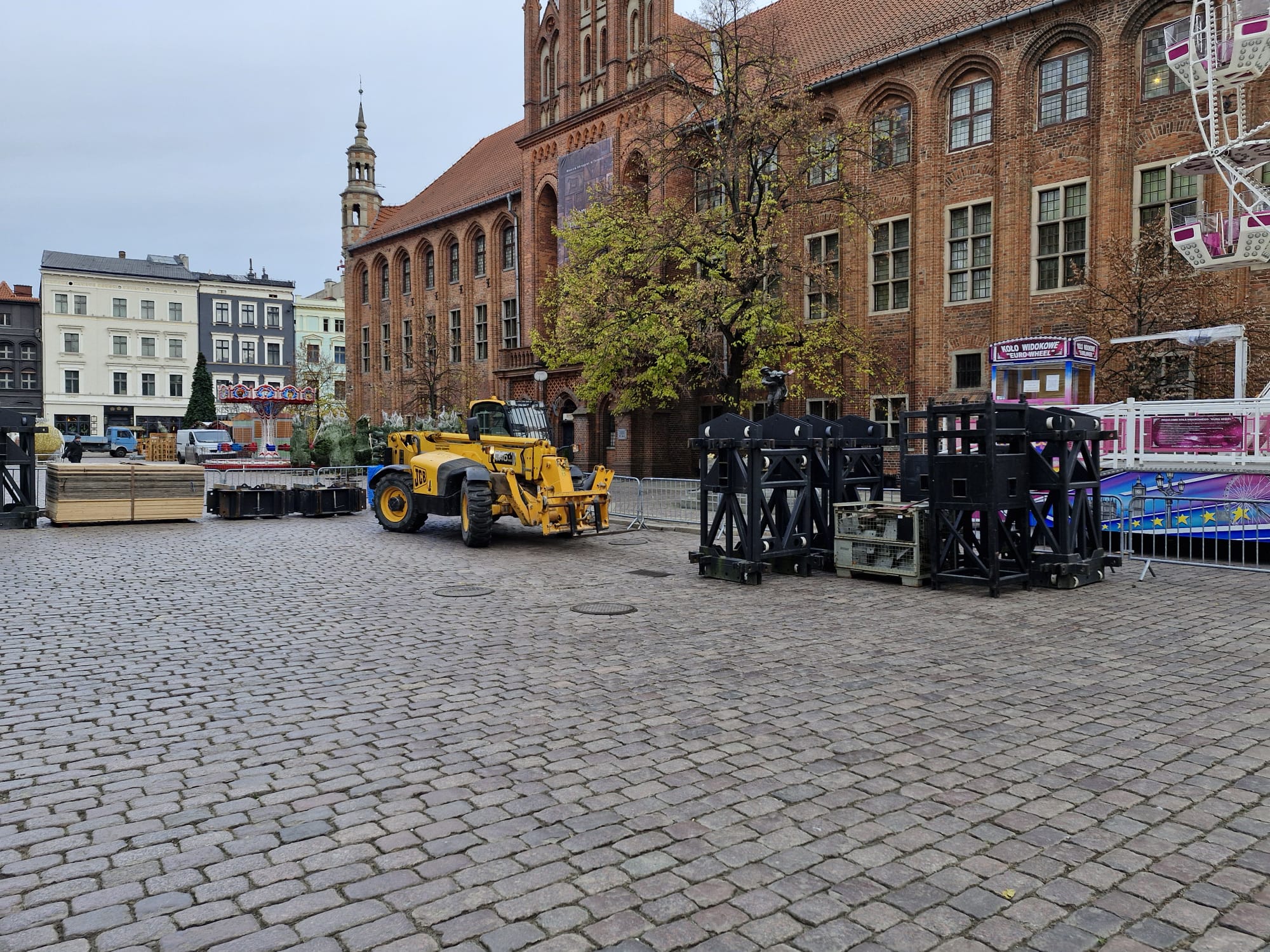 Sprzęt ciężki GÓRPOL na placu budowy – transport materiałów