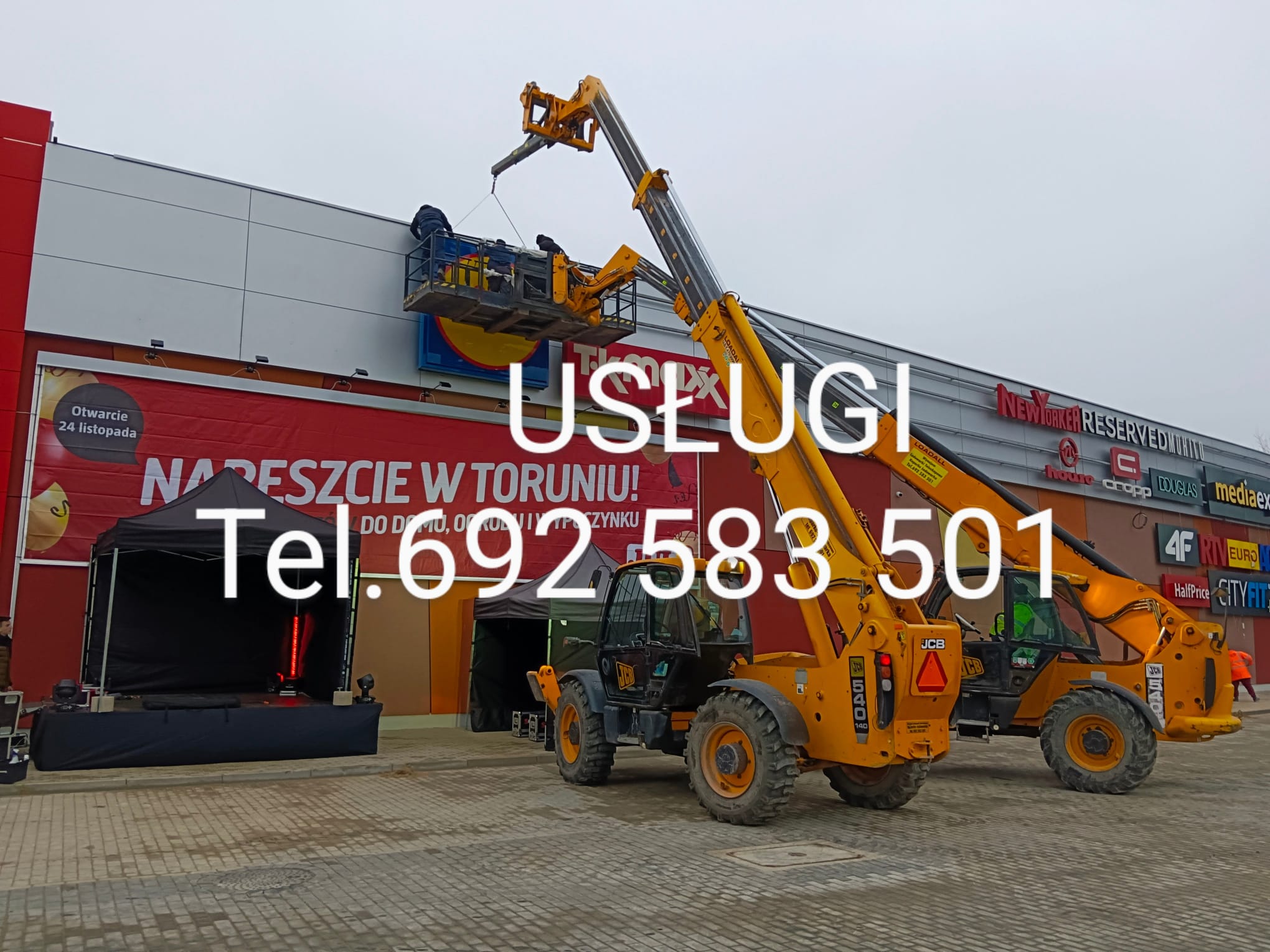 Koparka przy zasypywaniu i zagęszczaniu wykopów