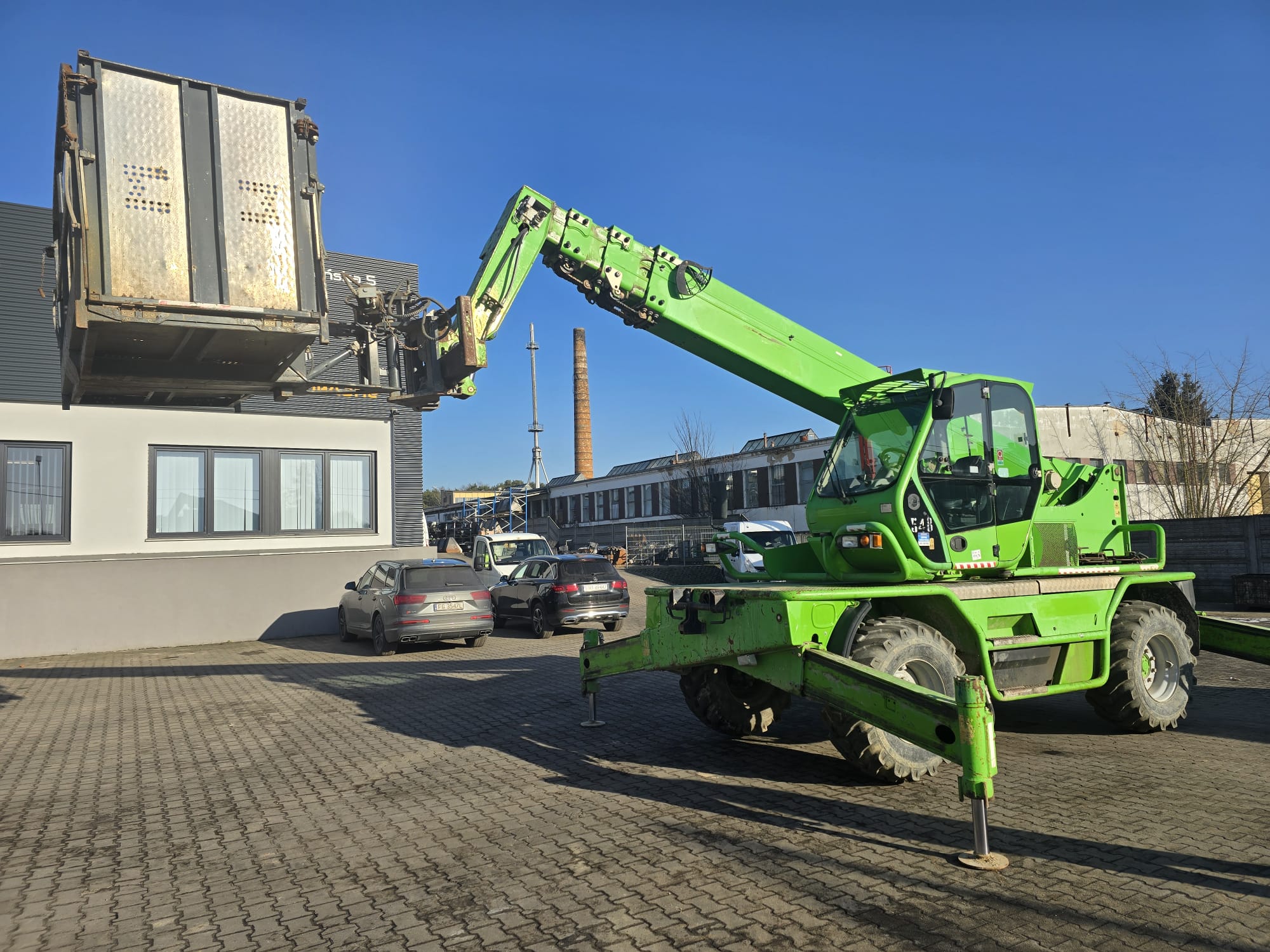 Operator w kabinie ładowarki teleskopowej GÓRPOL